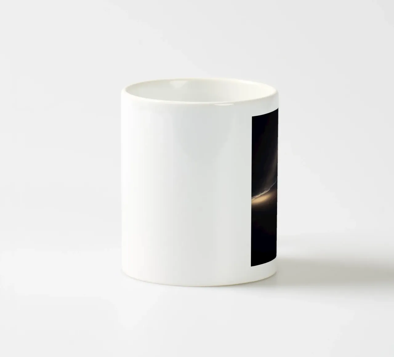 Fasci di luce illuminano una roccia solitaria su una spiaggia scura e sabbiosa tazza in ceramica da DesignDoodle