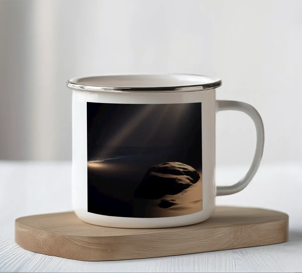 Fasci di luce illuminano una roccia solitaria su una spiaggia scura e sabbiosa tazza in smalto da DesignDoodle