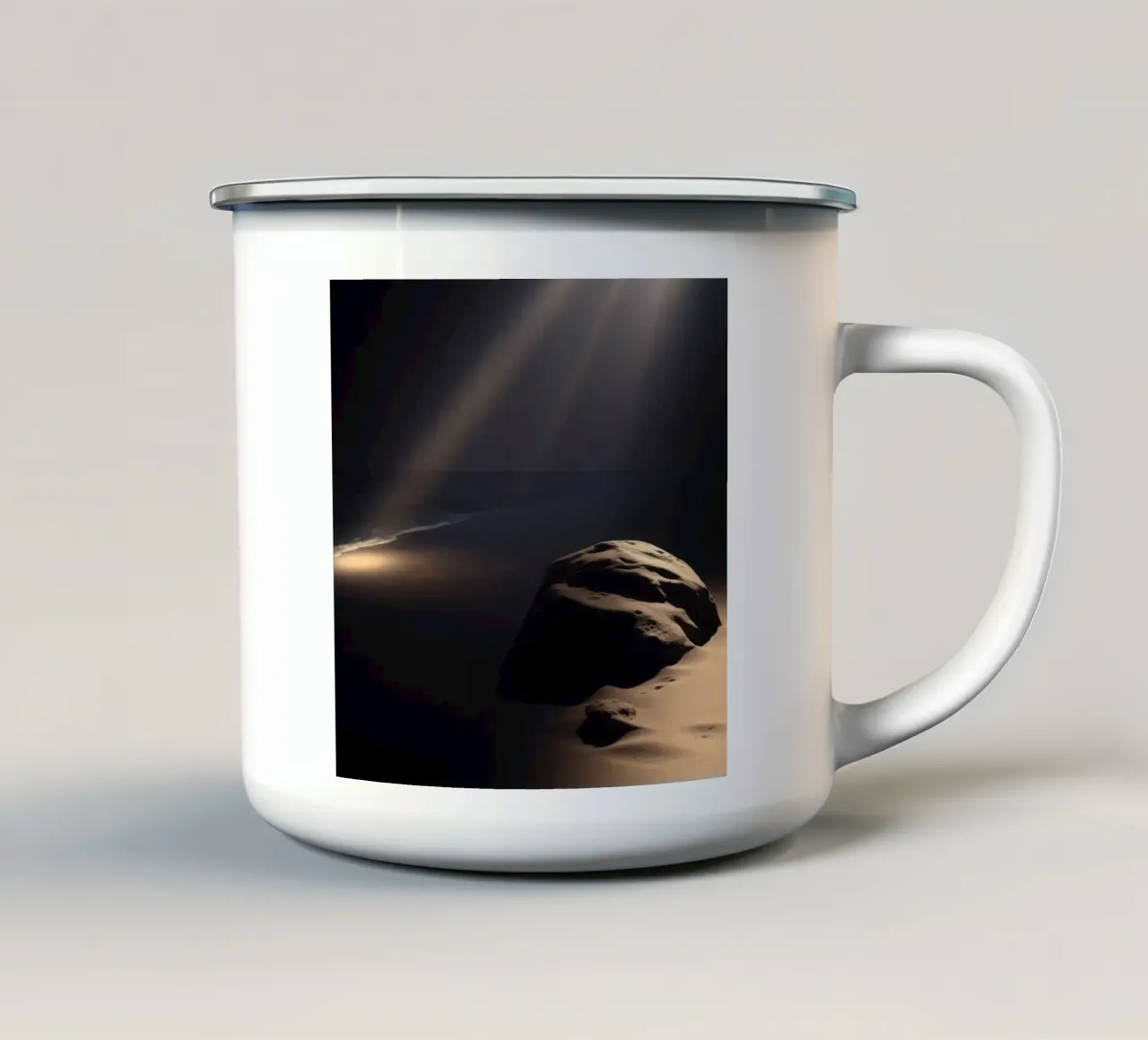 Fasci di luce illuminano una roccia solitaria su una spiaggia scura e sabbiosa tazza in smalto da DesignDoodle