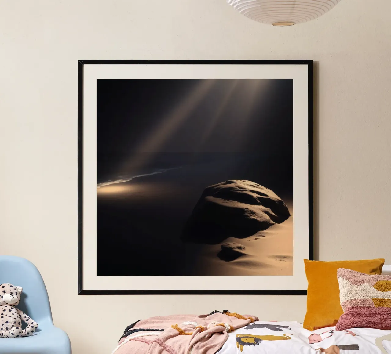 Fasci di luce illuminano una roccia solitaria su una spiaggia scura e sabbiosa carta hahnemühle da DesignDoodle