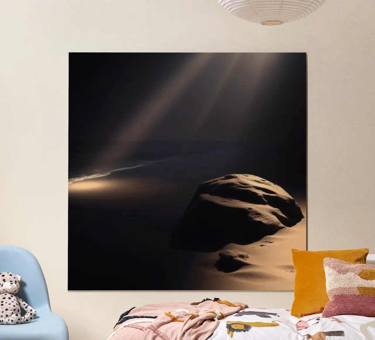 Fasci di luce illuminano una roccia solitaria su una spiaggia scura e sabbiosa carta hahnemühle da DesignDoodle