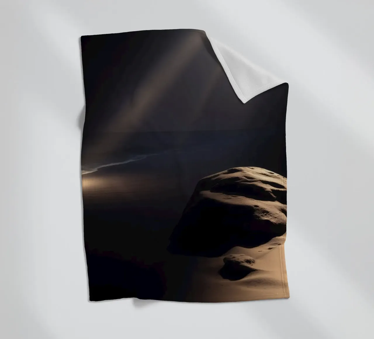 Fasci di luce illuminano una roccia solitaria su una spiaggia scura e sabbiosa coperta in pile da DesignDoodle