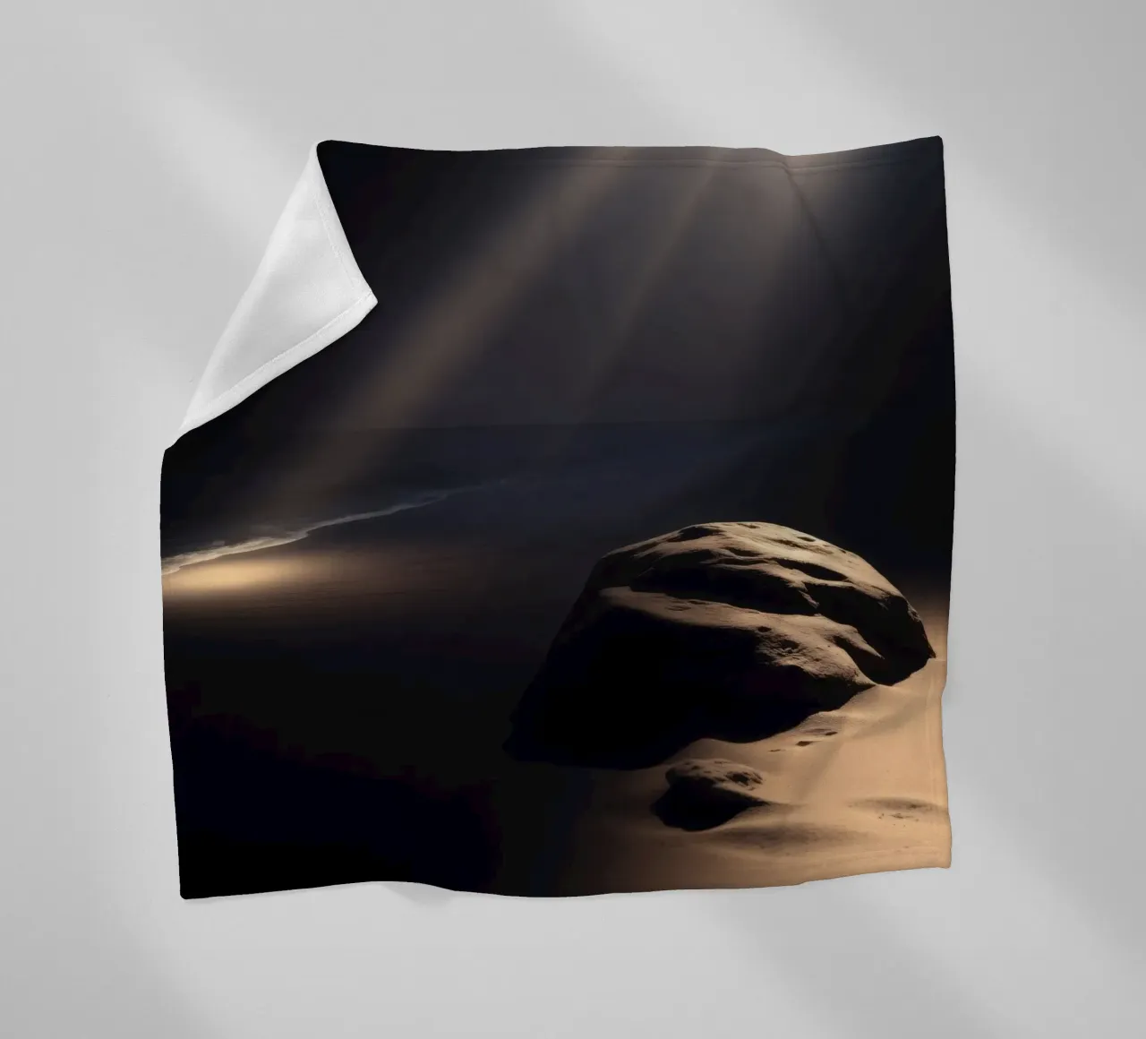 Fasci di luce illuminano una roccia solitaria su una spiaggia scura e sabbiosa coperta in pile da DesignDoodle