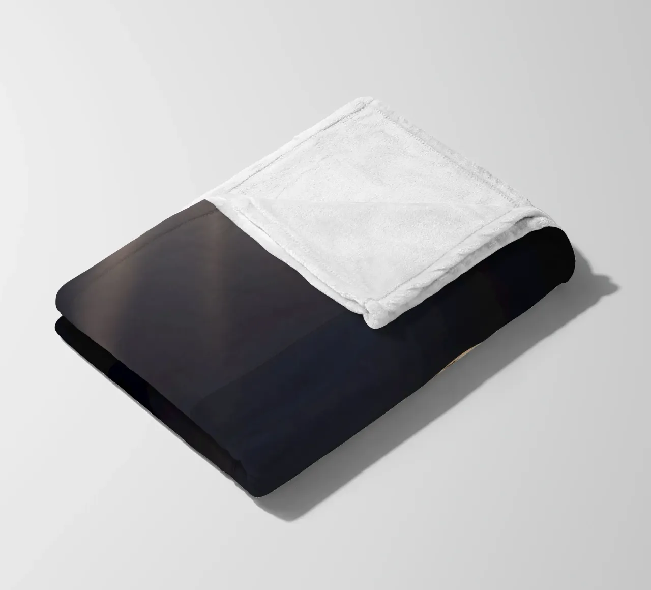 Fasci di luce illuminano una roccia solitaria su una spiaggia scura e sabbiosa coperta in pile da DesignDoodle