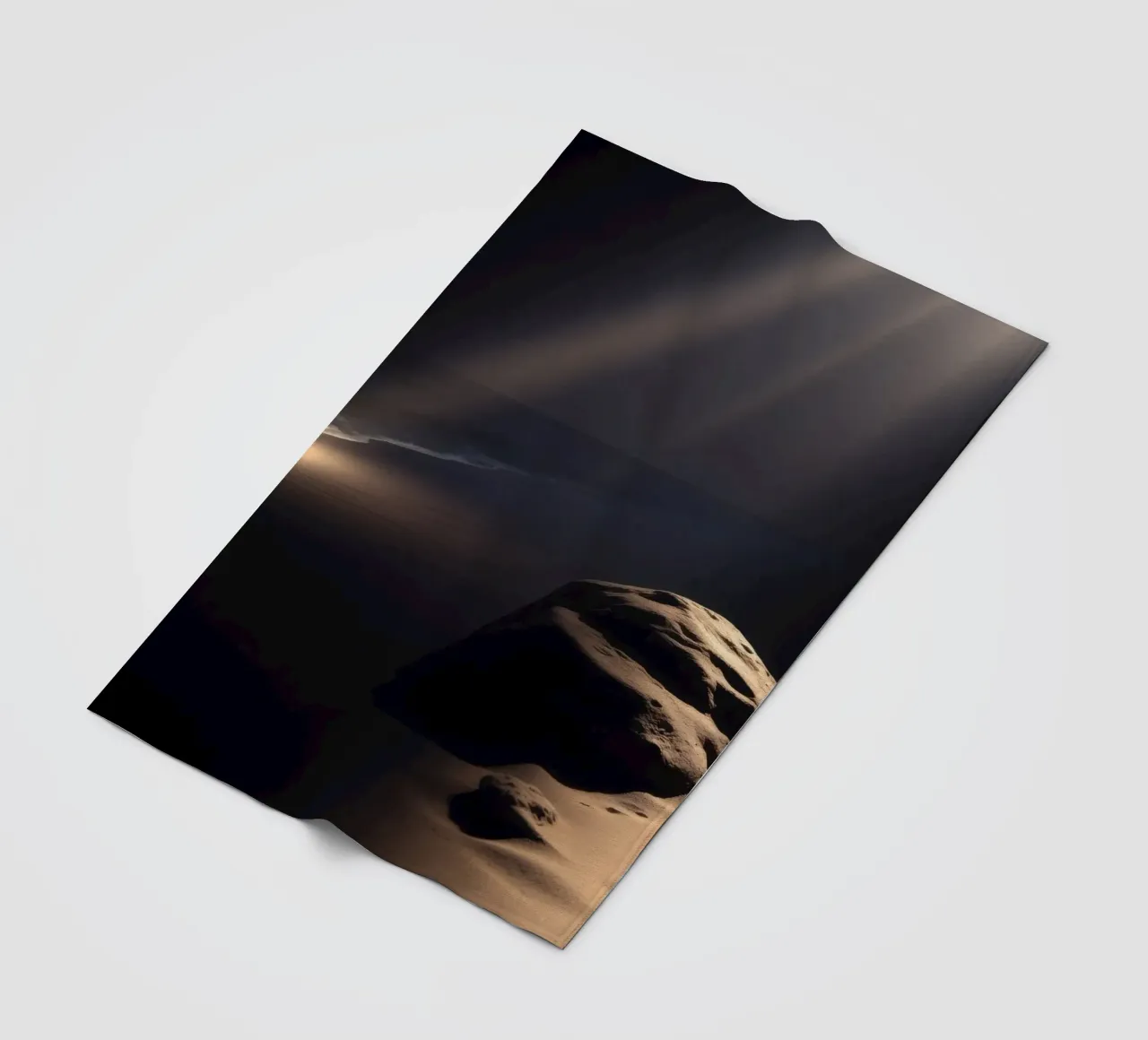 Fasci di luce illuminano una roccia solitaria su una spiaggia scura e sabbiosa coperta in pile da DesignDoodle
