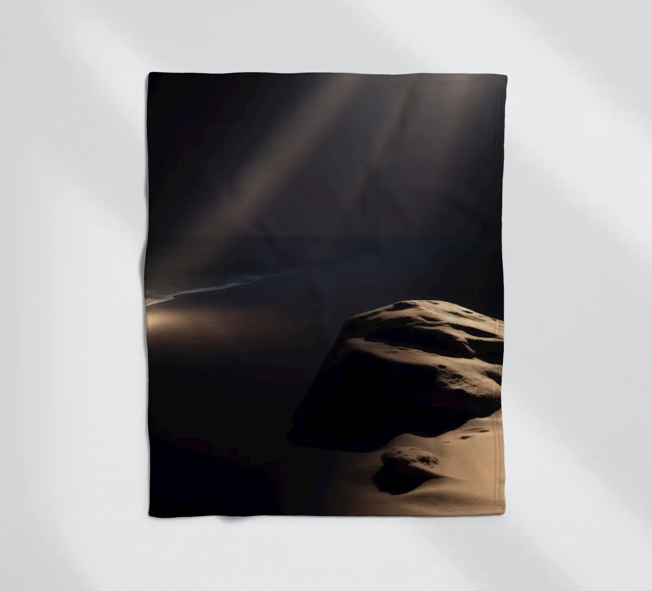Fasci di luce illuminano una roccia solitaria su una spiaggia scura e sabbiosa coperta in pile da DesignDoodle