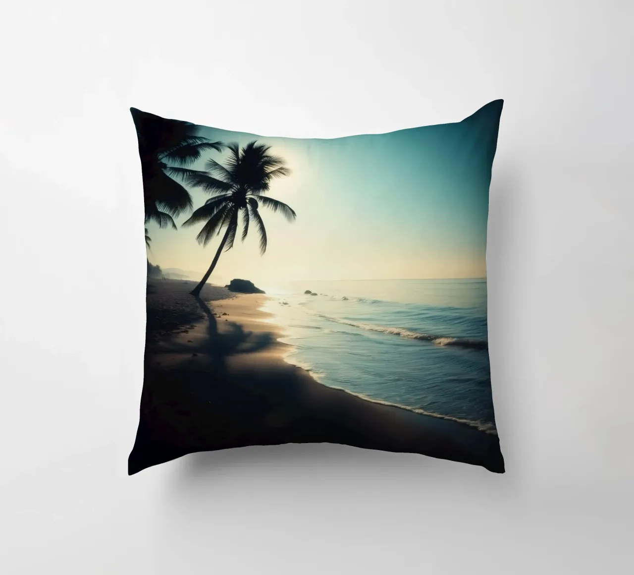 Paesaggio sereno della spiaggia al sorgere del sole con palme e dolci cuscino da DesignDoodle