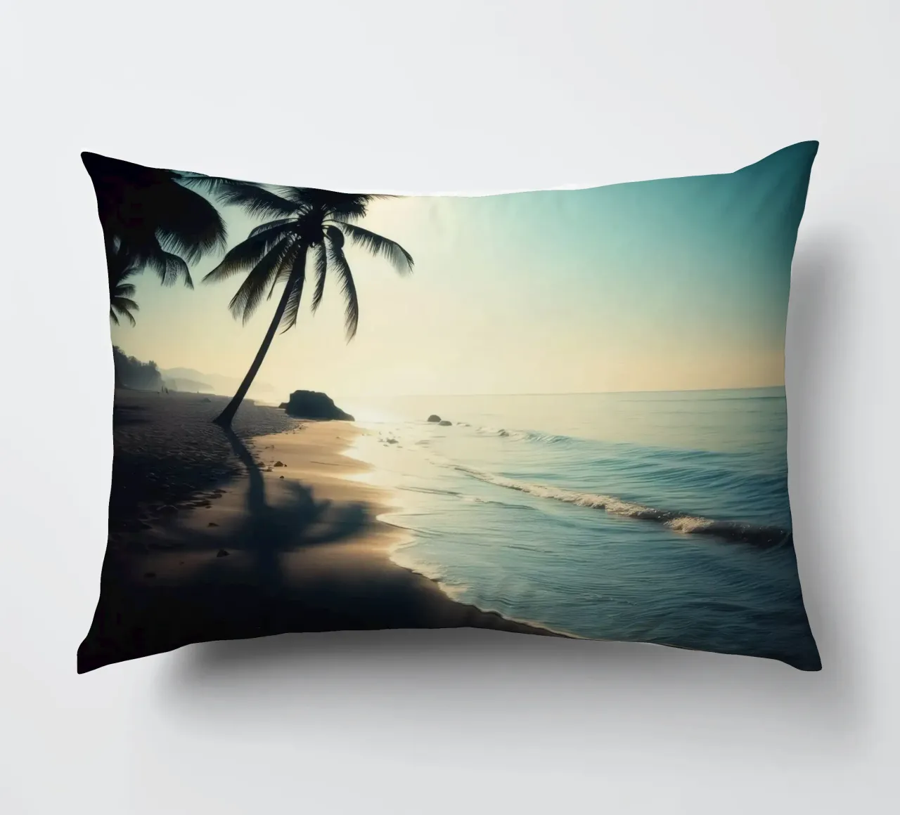 Paesaggio sereno della spiaggia al sorgere del sole con palme e dolci cuscino da DesignDoodle