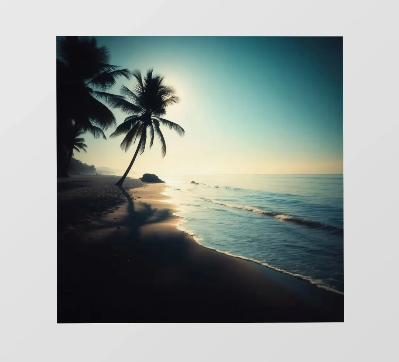 Paesaggio sereno della spiaggia al sorgere del sole con palme e dolci pellicola backlit da DesignDoodle
