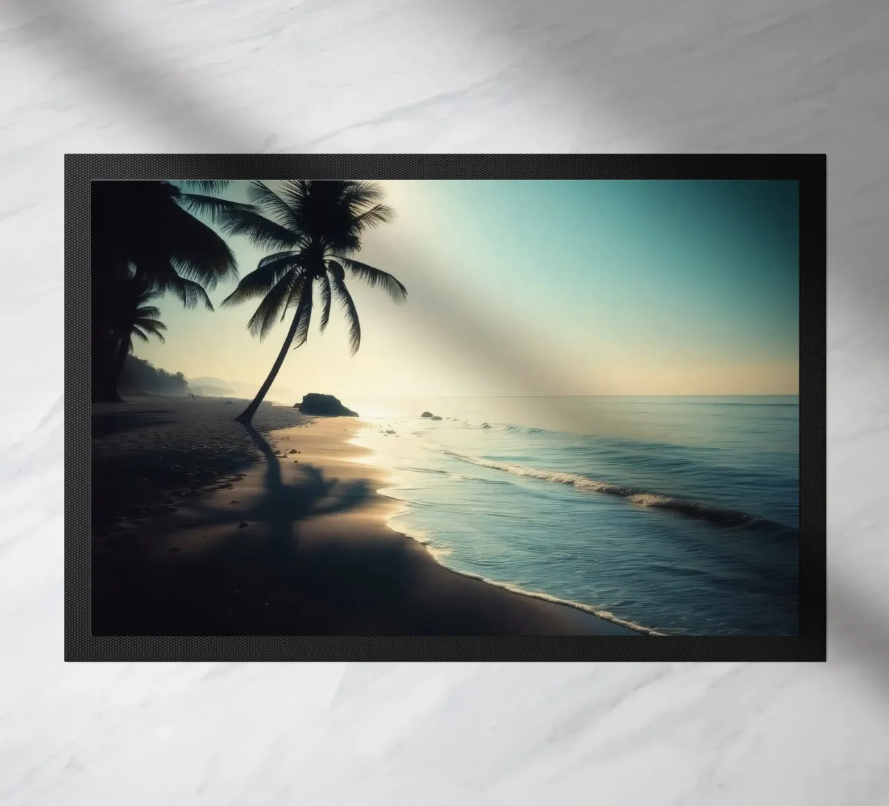 Paesaggio sereno della spiaggia al sorgere del sole con palme e dolci zerbino da DesignDoodle