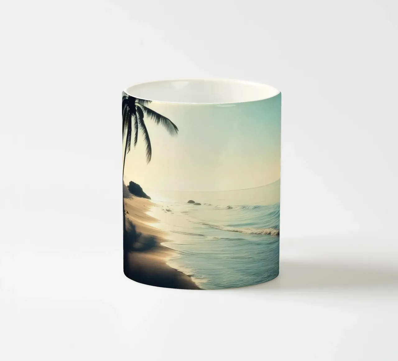 Paesaggio sereno della spiaggia al sorgere del sole con palme e dolci tazza in ceramica da DesignDoodle