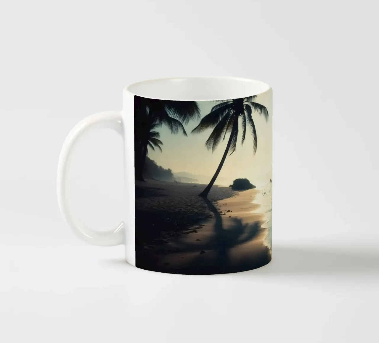 Paesaggio sereno della spiaggia al sorgere del sole con palme e dolci tazza in ceramica da DesignDoodle