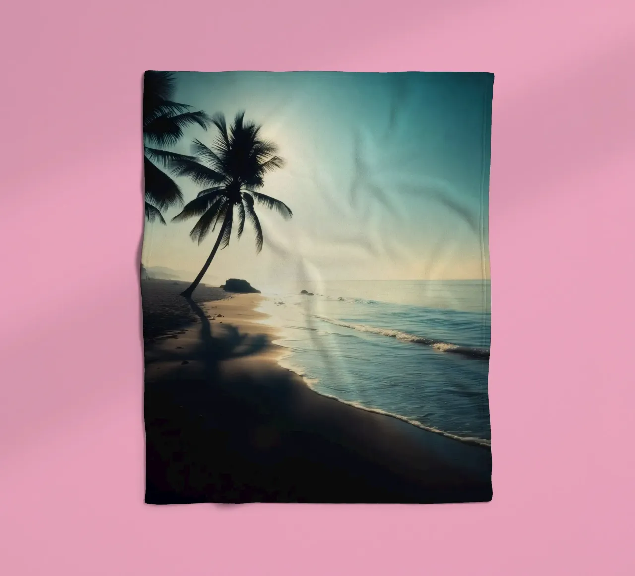Paesaggio sereno della spiaggia al sorgere del sole con palme e dolci coperta in pile da DesignDoodle