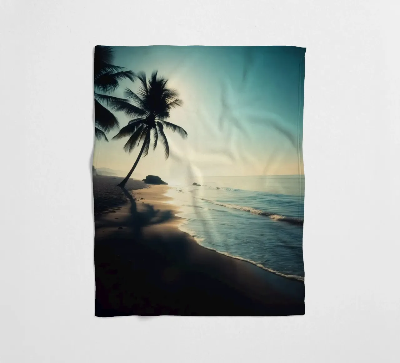 Paesaggio sereno della spiaggia al sorgere del sole con palme e dolci coperta in pile da DesignDoodle