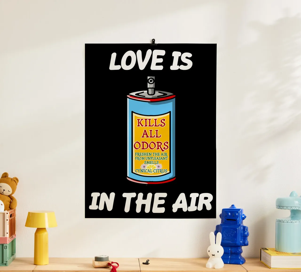 L'amore è nell'aria Sarcastico Single Anti Amore Coppia Umorismo poster con telaio in legno da sillyindustries
