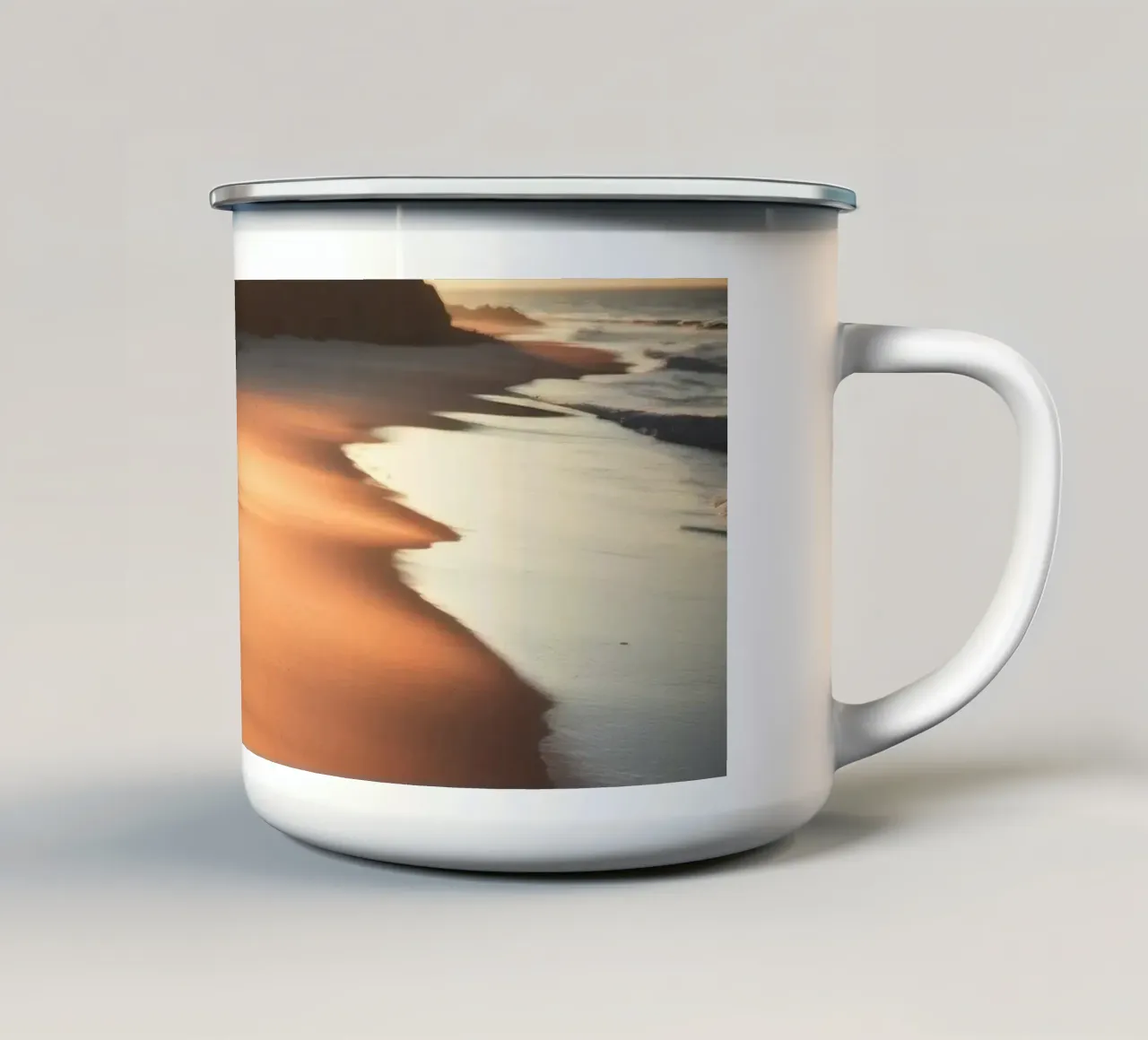 Il tramonto proietta una calda luce sulla spiaggia sabbiosa con le sue dolci onde tazza in smalto da DesignDoodle