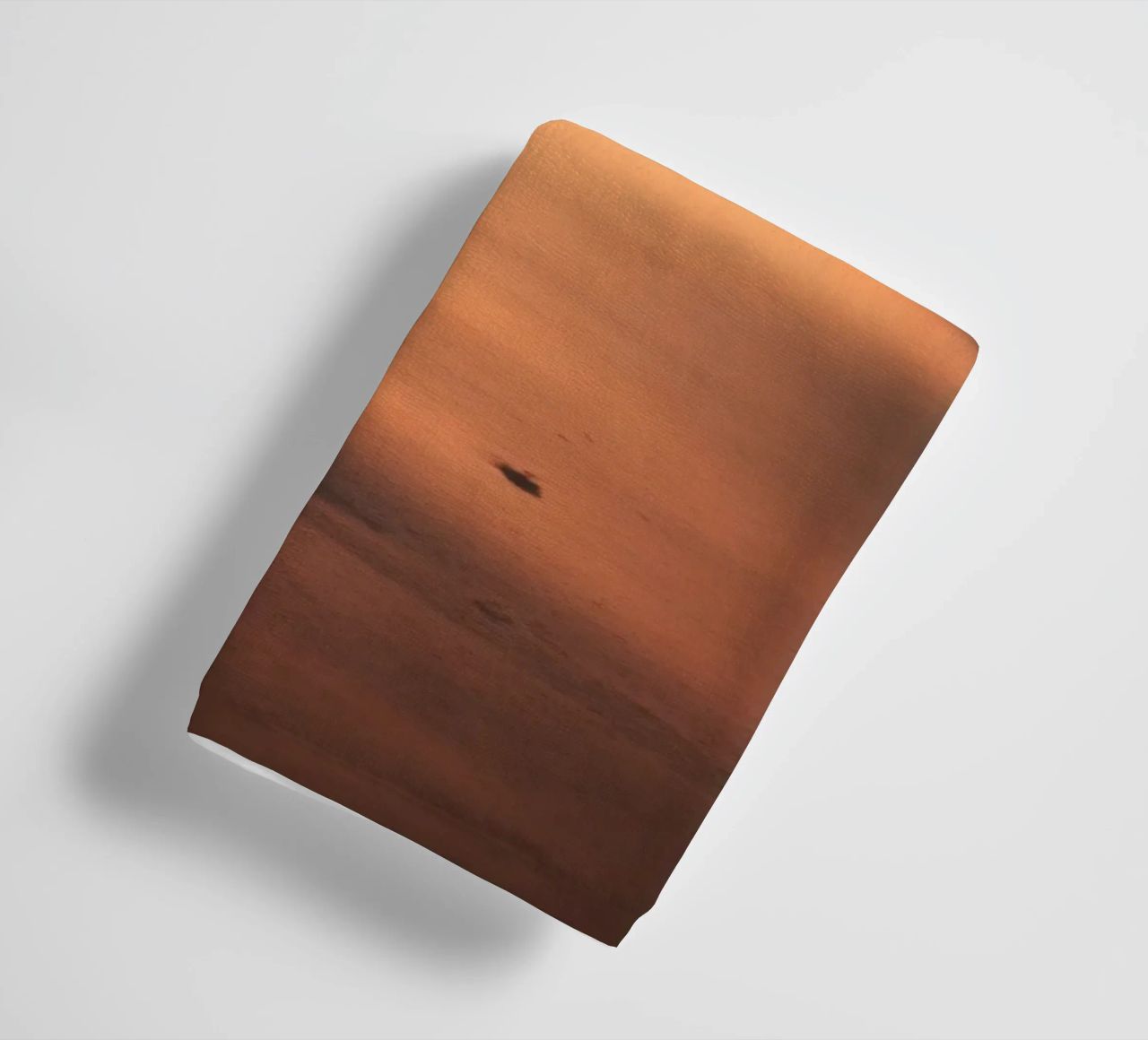 Zonsondergang werpt warme gloed op zandstrand met zachte golven badhanddoek van DesignDoodle