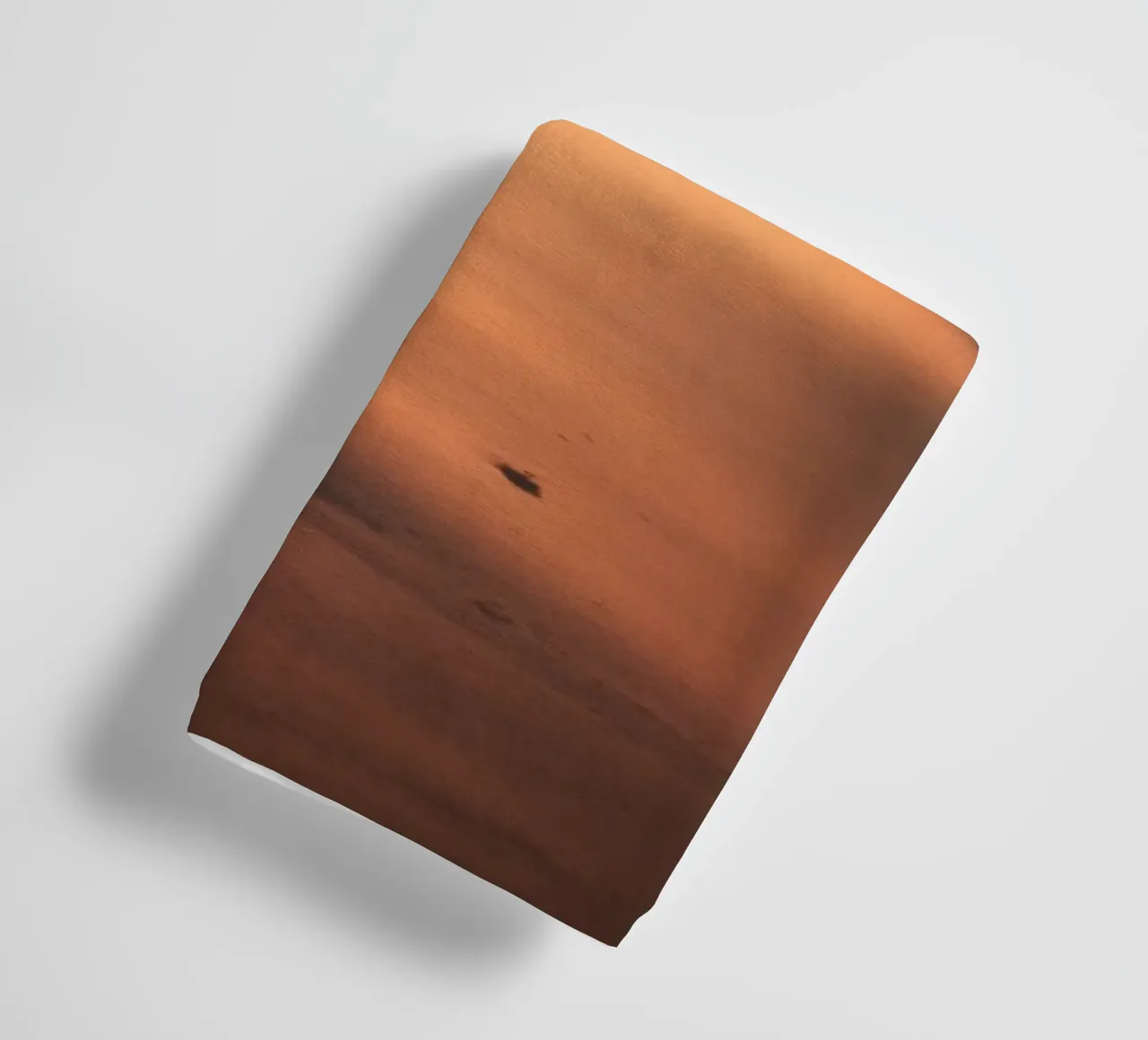 Il tramonto proietta una calda luce sulla spiaggia sabbiosa con le sue dolci onde asciugamano da bagno da DesignDoodle