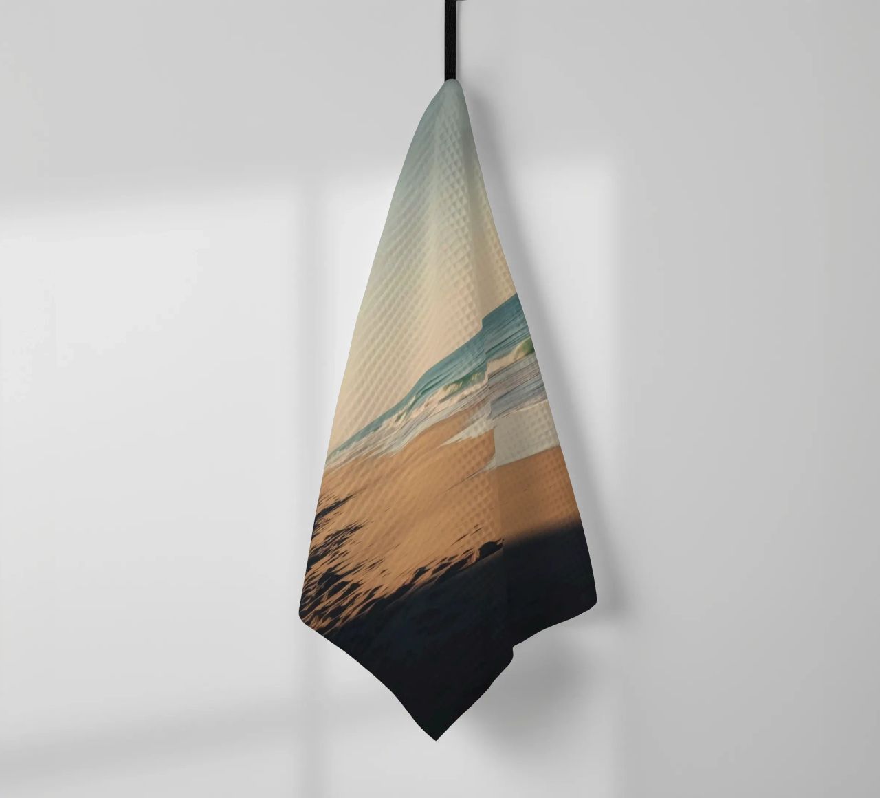 Vue sereine sur la plage au coucher du soleil avec le clapotis des vagues torchon de DesignDoodle
