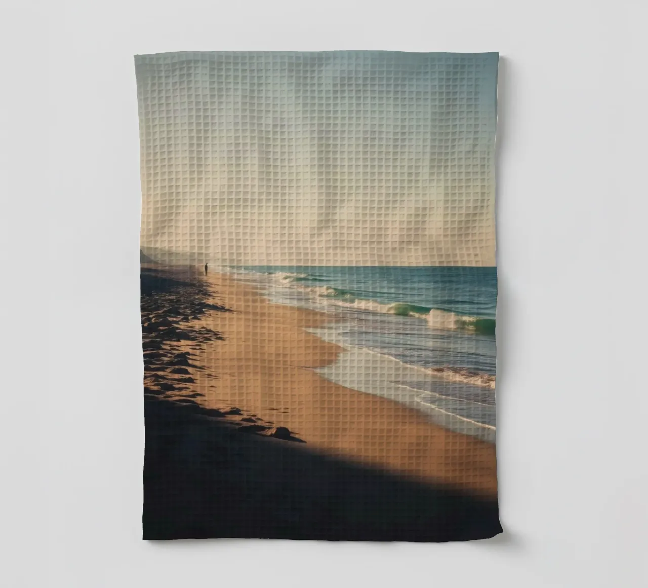 Vista serena della spiaggia al tramonto con lo sciabordio delle onde canovaccio da cucina da DesignDoodle