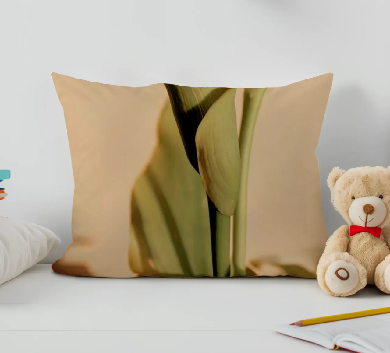 Lily in Soft Light cuscino da EyeEm Mobile GmbH