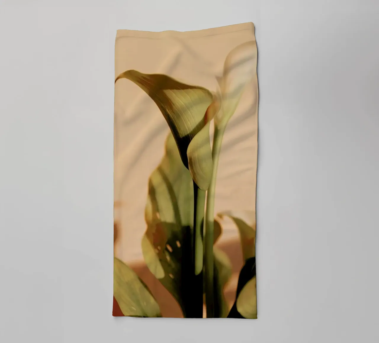 Lily in Soft Light asciugamano da bagno da EyeEm Mobile GmbH