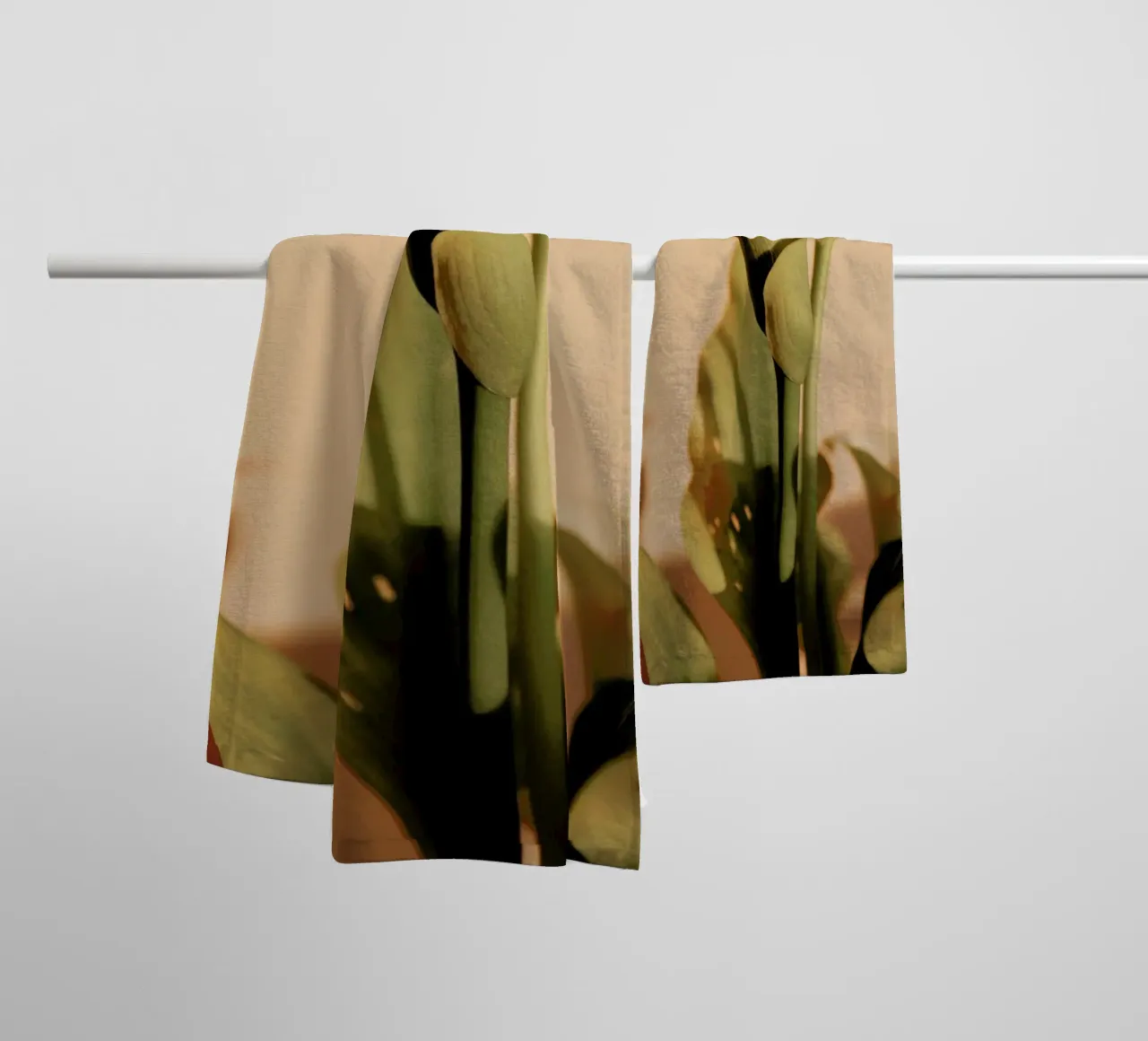 Lily in Soft Light asciugamano da bagno da EyeEm Mobile GmbH