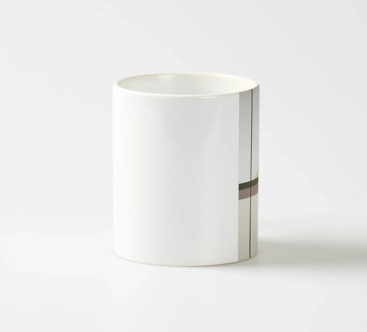 Composizione minimalista con linee curve e rette tazza in ceramica da Artbyvo