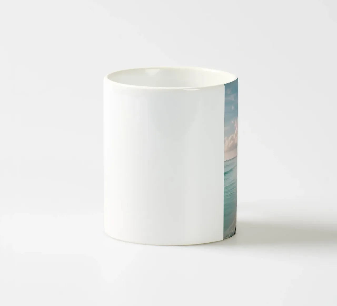 Spiaggia con onde delicate tazza in ceramica da Indigo Tides Art