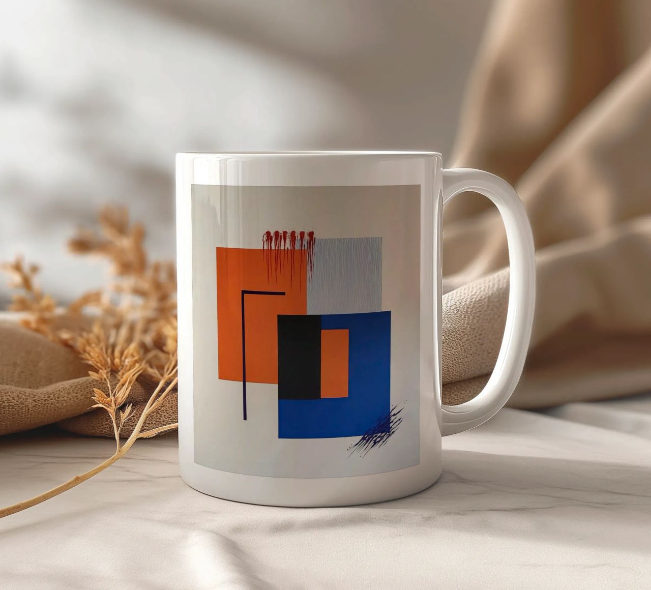 Astratto geometrico con accenti arancioni e blu tazza in ceramica da Artbyvo