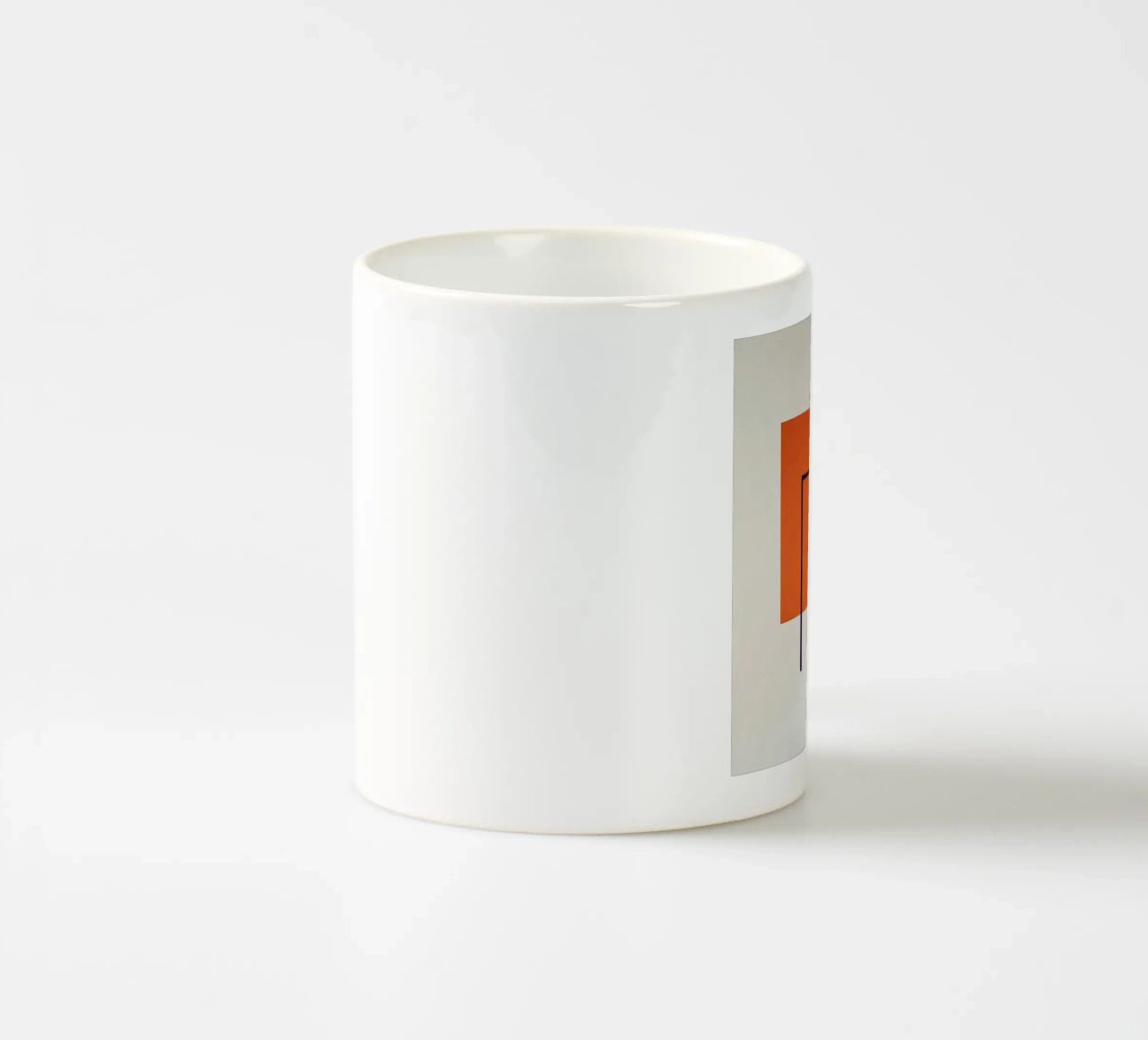 Astratto geometrico con accenti arancioni e blu tazza in ceramica da Artbyvo