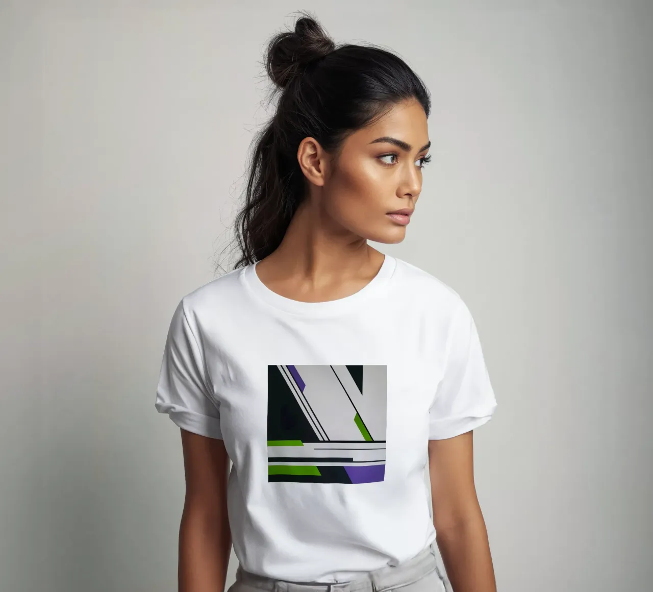 Angoli acuti e linee decise in verde e viola t-shirt da Artbyvo