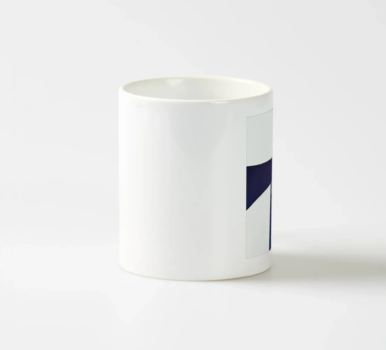 Astrazione fluida in indaco profondo tazza in ceramica da Artbyvo