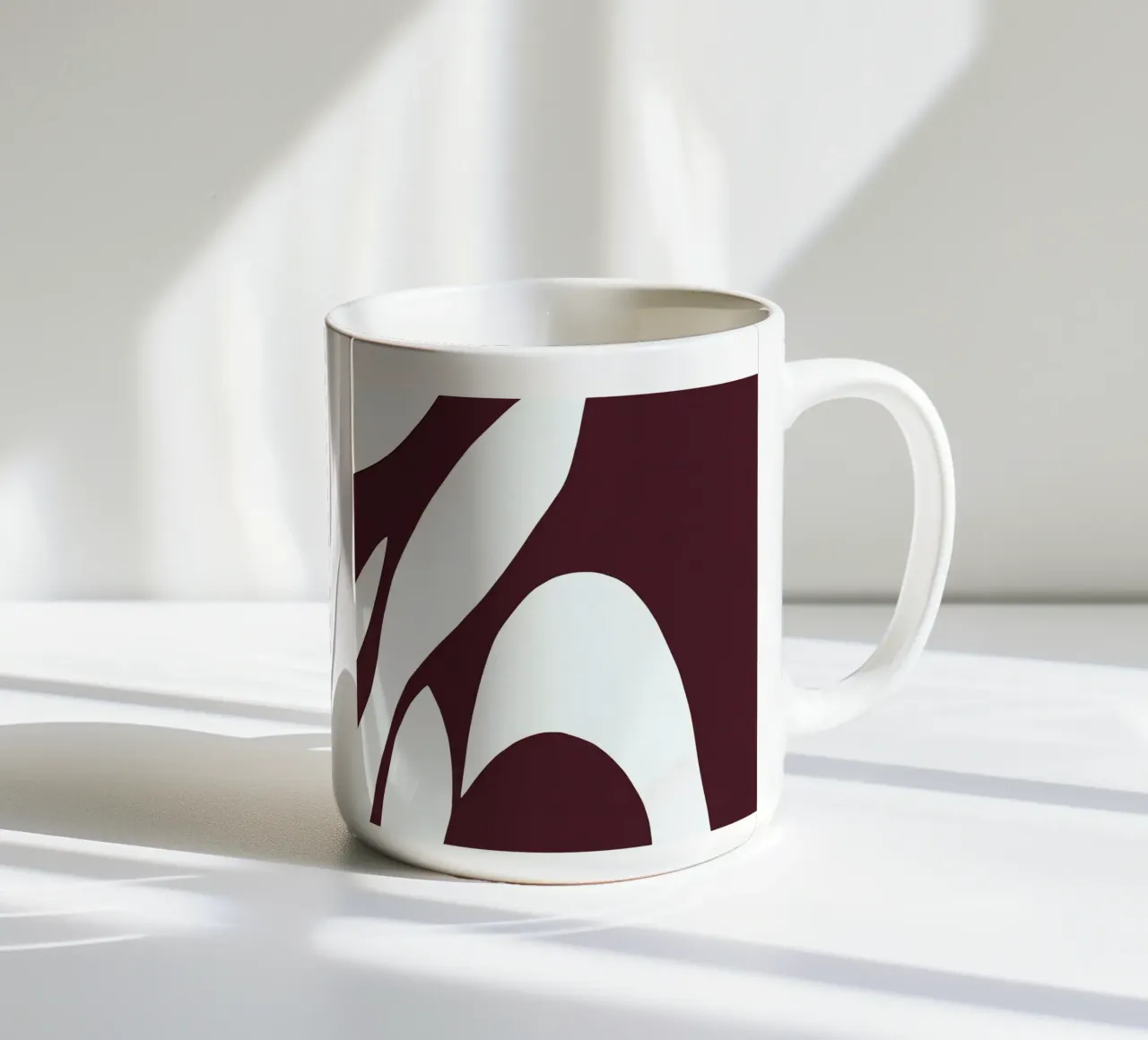Deep Flow - Composizione astratta borgogna e crema tazza in ceramica da Artbyvo
