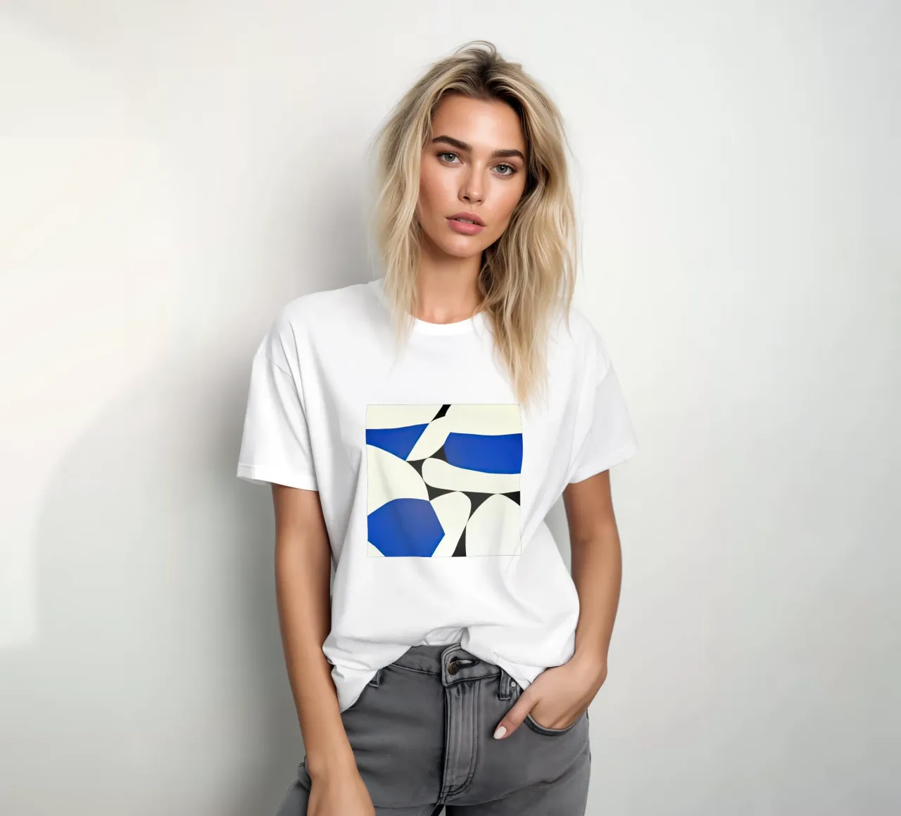 Audace composizione astratta in blu e nero t-shirt da Artbyvo