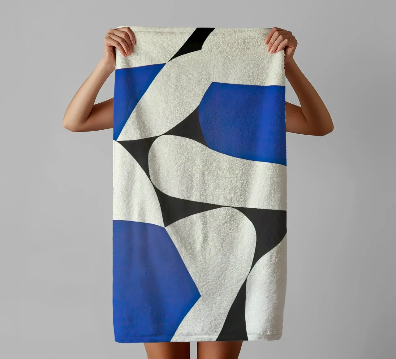 Gedurfde abstracte compositie in blauw en zwart badhanddoek van Artbyvo