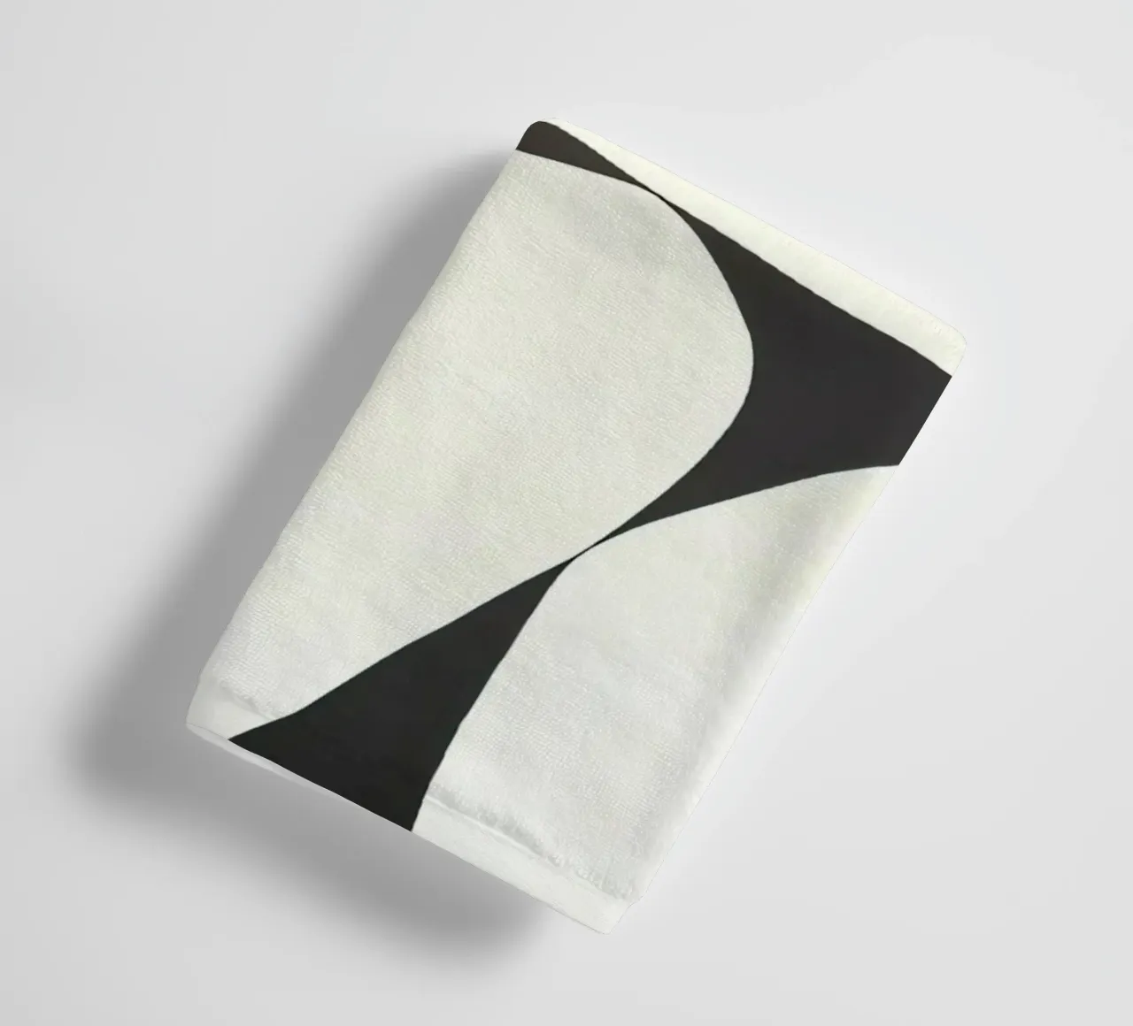Gedurfde abstracte compositie in blauw en zwart badhanddoek van Artbyvo
