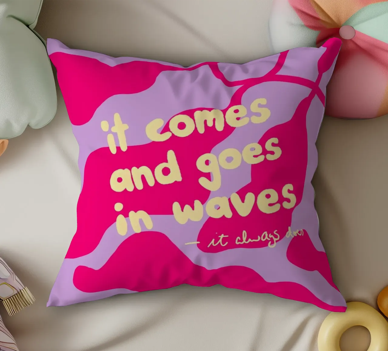 It Comes and Goes in Waves cuscino da wee-design