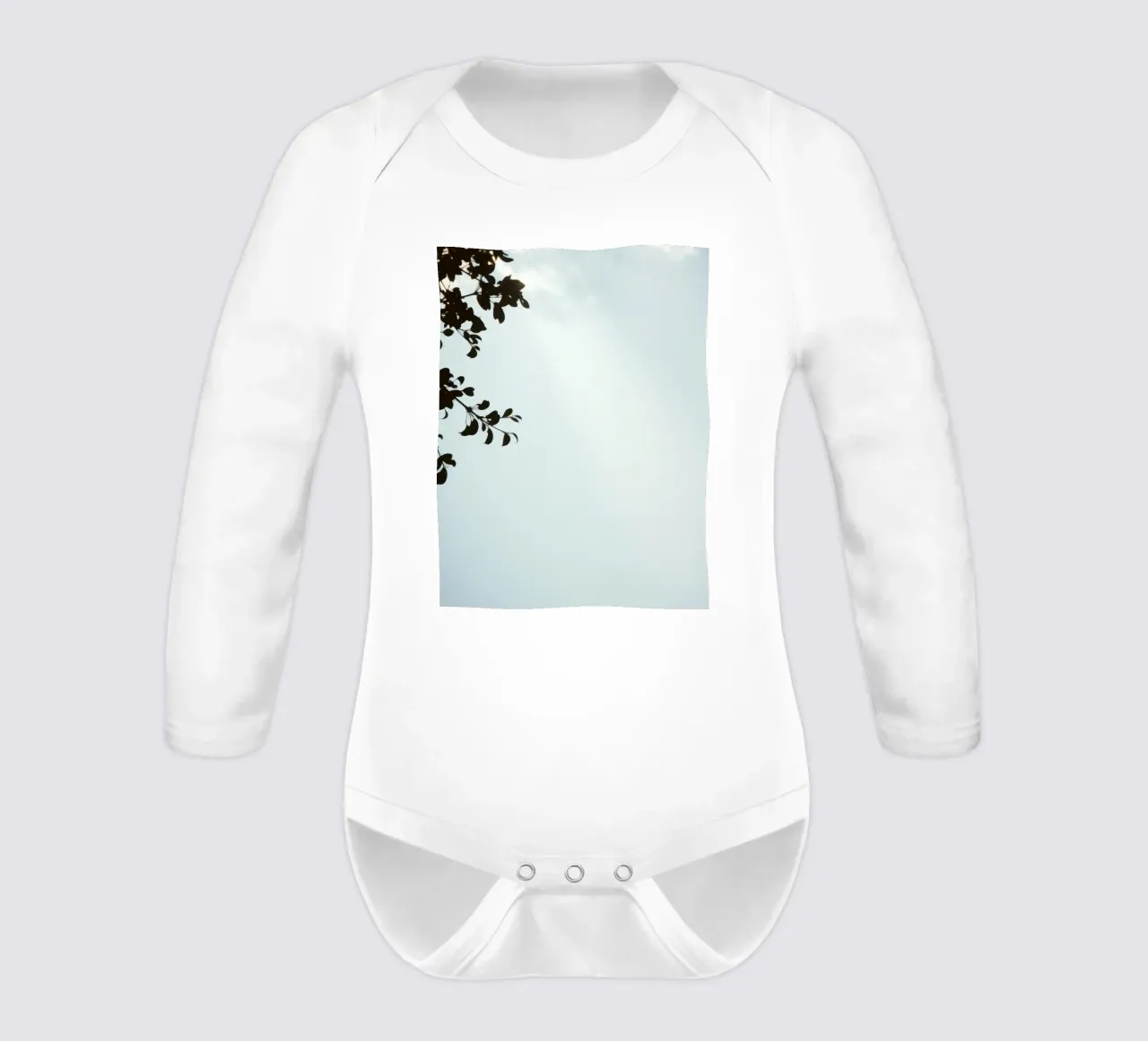Klarer blauer Himmel mit belaubten Zweigen als Kontrast Langarm Babybody von DesignDoodle