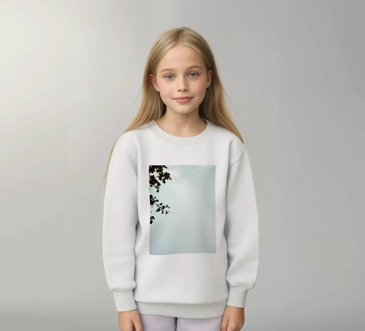 Klarer blauer Himmel mit belaubten Zweigen als Kontrast Kinder Sweatshirt von DesignDoodle