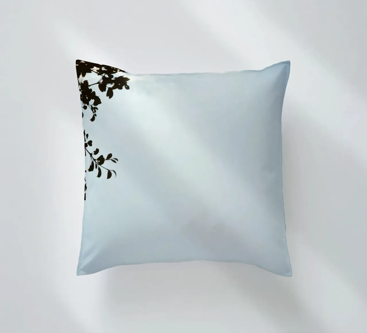 Cielo azzurro con rami frondosi in contrasto cuscino da DesignDoodle