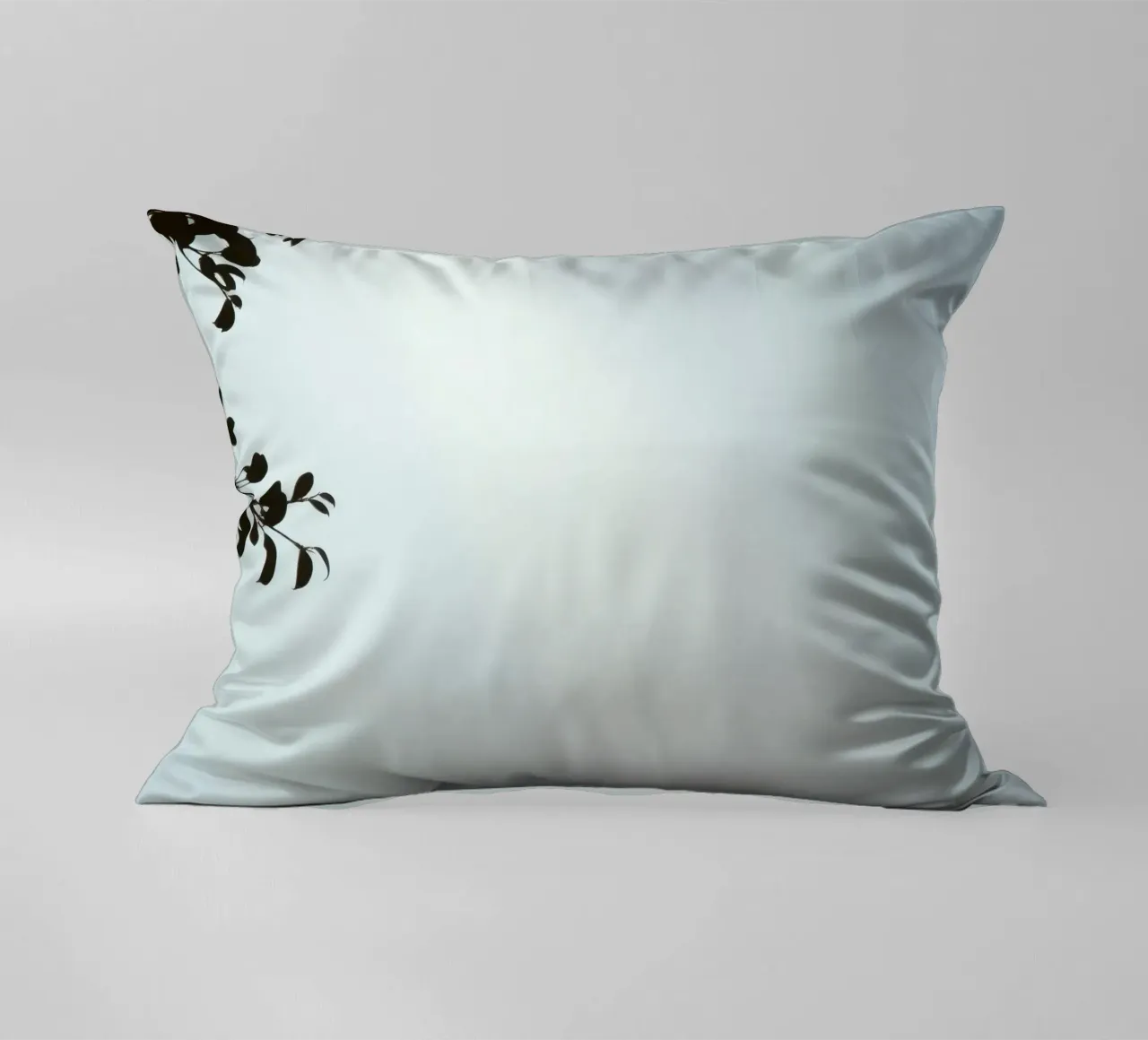Cielo azzurro con rami frondosi in contrasto cuscino da DesignDoodle