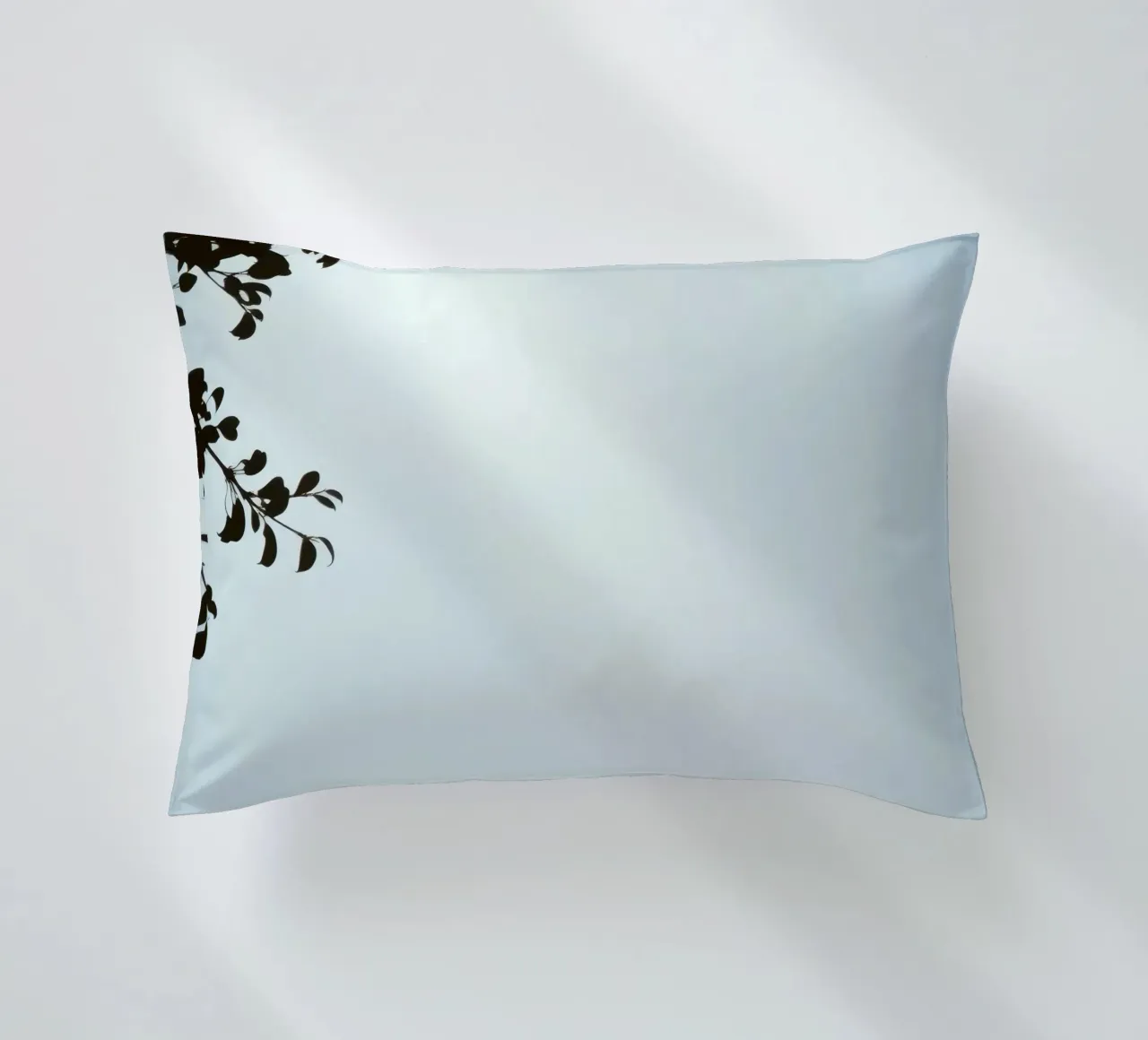 Cielo azzurro con rami frondosi in contrasto cuscino da DesignDoodle