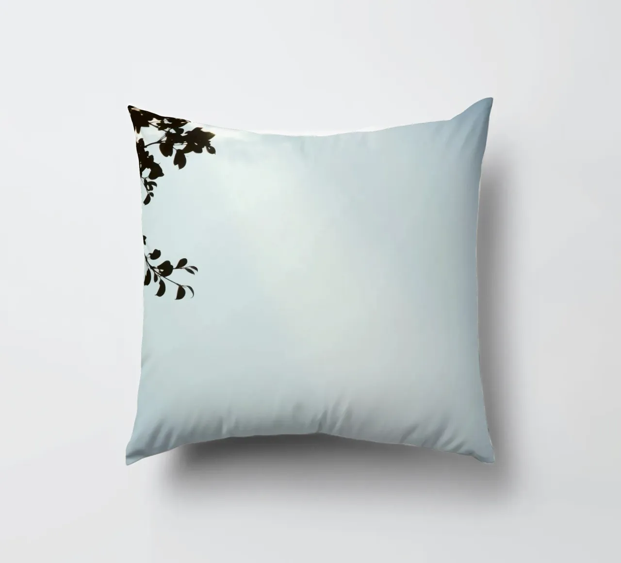 Cielo azzurro con rami frondosi in contrasto cuscino da DesignDoodle