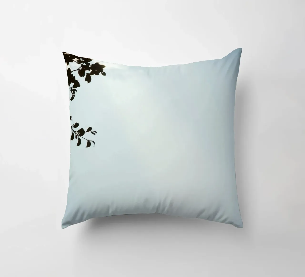 Cielo azzurro con rami frondosi in contrasto cuscino da DesignDoodle