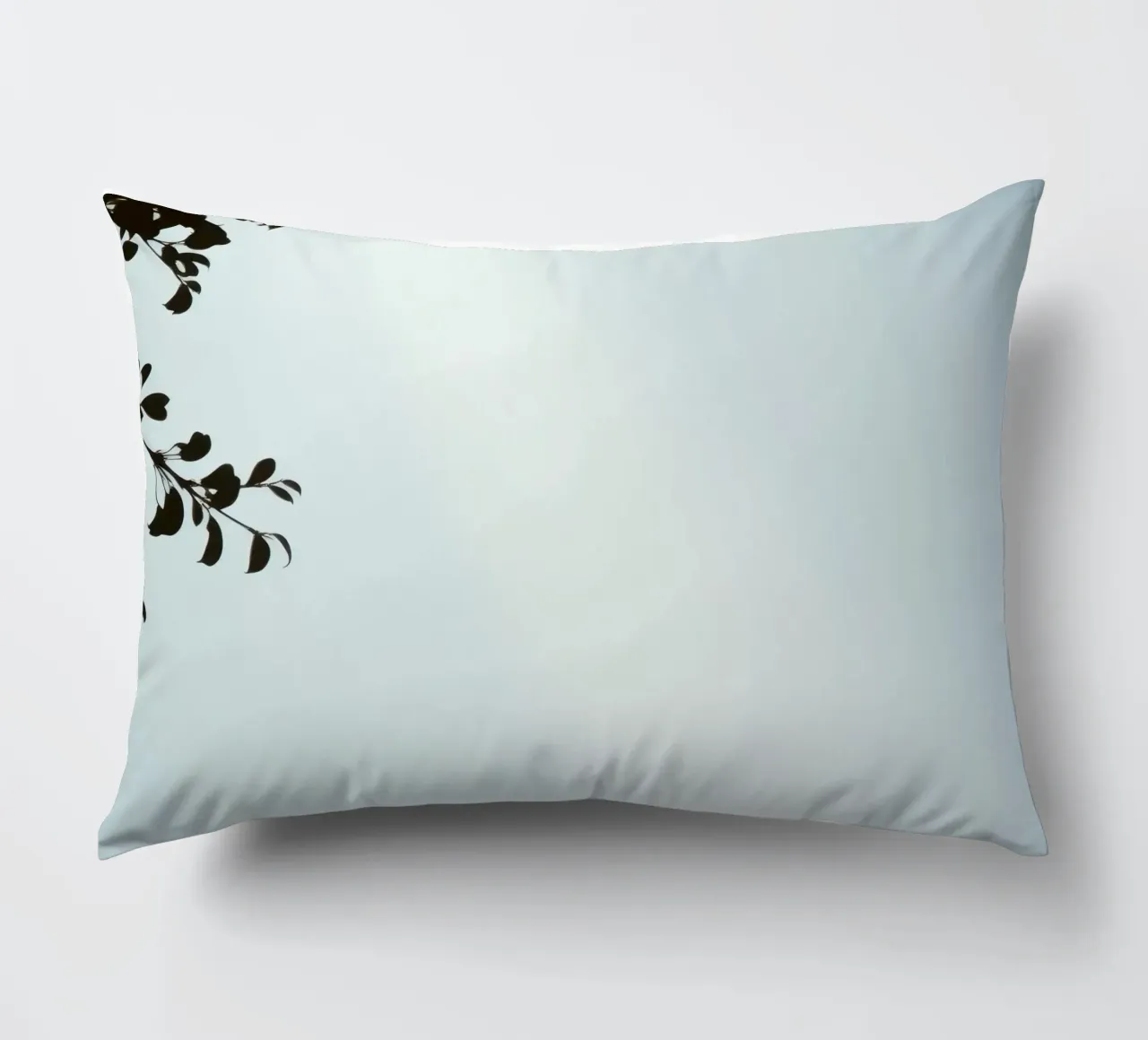 Cielo azzurro con rami frondosi in contrasto cuscino da DesignDoodle