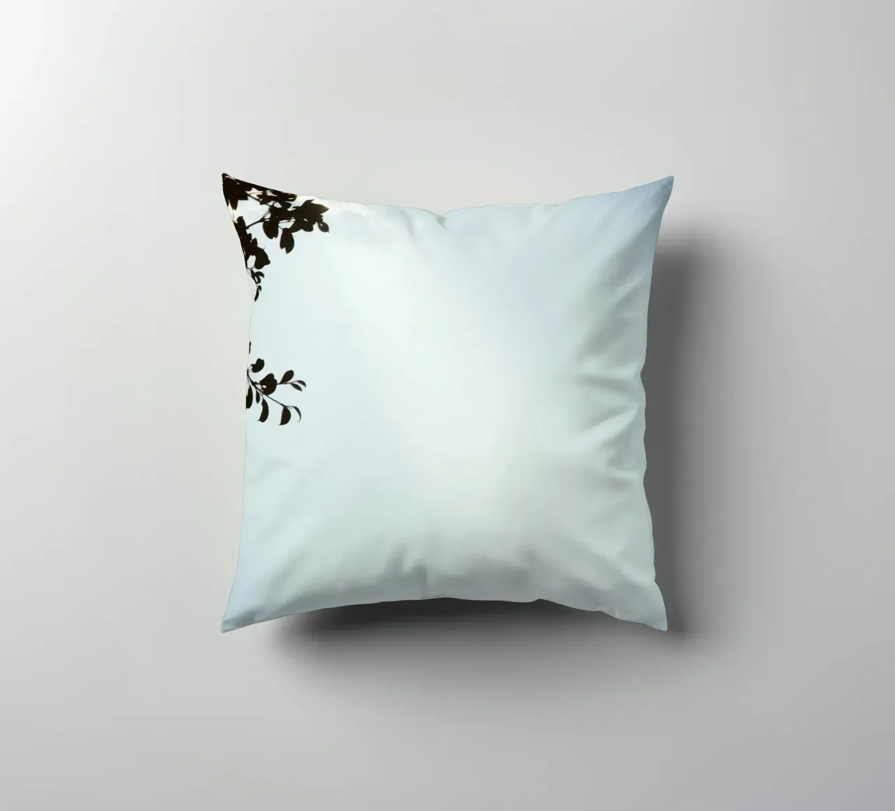 Cielo azzurro con rami frondosi in contrasto cuscino da DesignDoodle