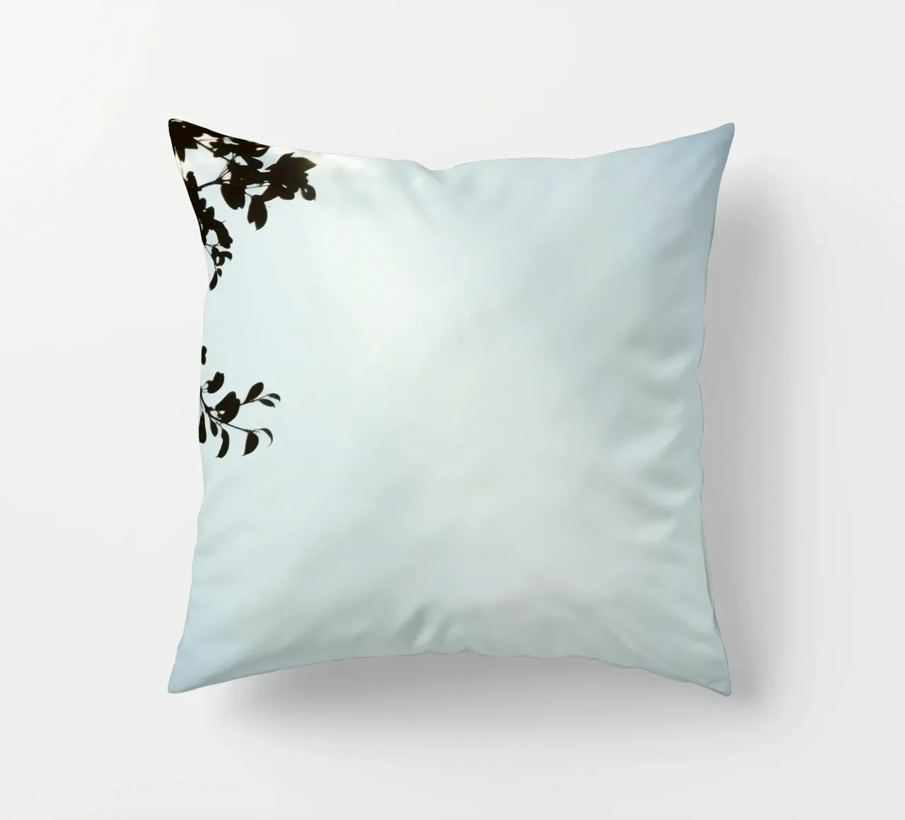 Cielo azzurro con rami frondosi in contrasto cuscino da DesignDoodle