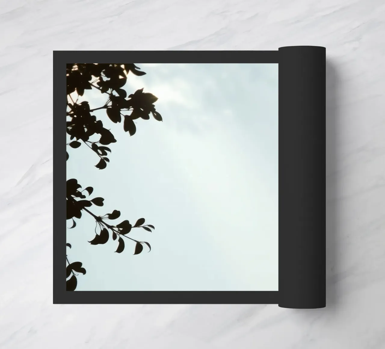 Cielo azzurro con rami frondosi in contrasto zerbino da DesignDoodle