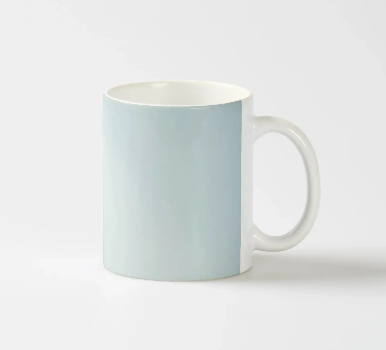 Cielo azzurro con rami frondosi in contrasto tazza in ceramica da DesignDoodle